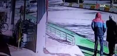 Otomobilin takla atma anı kameralara yansıdı