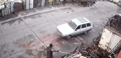  Otomobille gelen hırsızları demir &ccedil;ubukla b&ouml;yle kovaladı