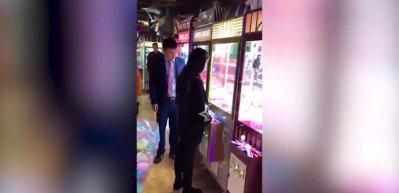 Oyuncak makinesindeki ayıcıkları kurutan &Ccedil;inli kız