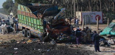 Pakistan'da katliam gibi trafik kazası: 50 &ouml;l&uuml;
