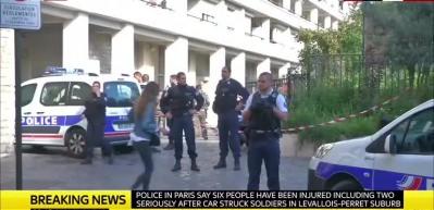 Paris'te Fransız askerlerine saldırı!