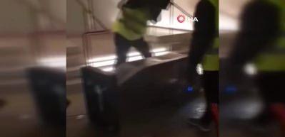 Paris&rsquo;te kabus gibi gece: Sanat eserlerini par&ccedil;aladılar