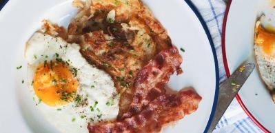 Patates eşliğinde pastırma ve yumurta tarifi