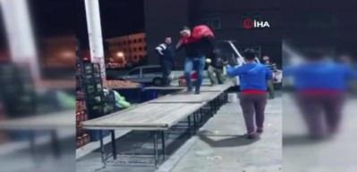 Pazar esnafı kış sebzelerini defileyle tanıttı sosyal medya patladı