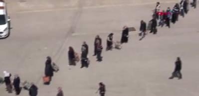 Pazara girmek isteyenler, 1 kilometrelik kuyruk oluşturdu
