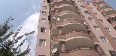 Pencereden d&uuml;şen adam hayatını kaybetti