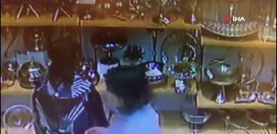 Pendik&rsquo;te anne kız hırsızlar kamerada