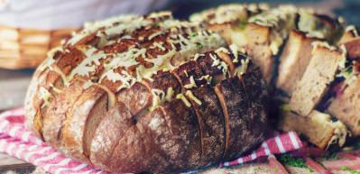Peynirli ve pastırmalı ekmek tarifi