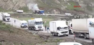  PKK'lılar Tend&uuml;rek Dağı ge&ccedil;idinde 6 TIR'ı yaktı