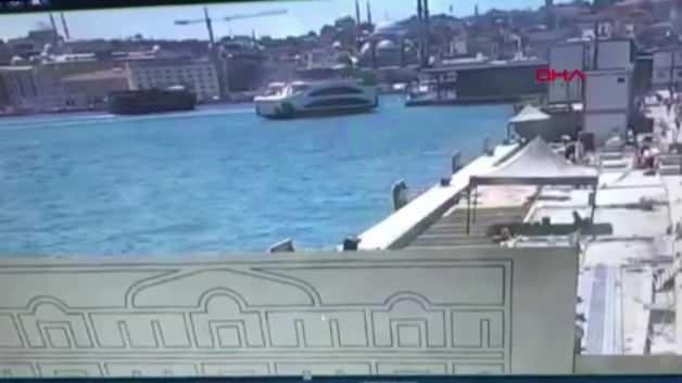 Karaköy'de vapurun iskeleye çarpma anının görüntüleri ortaya çıktı