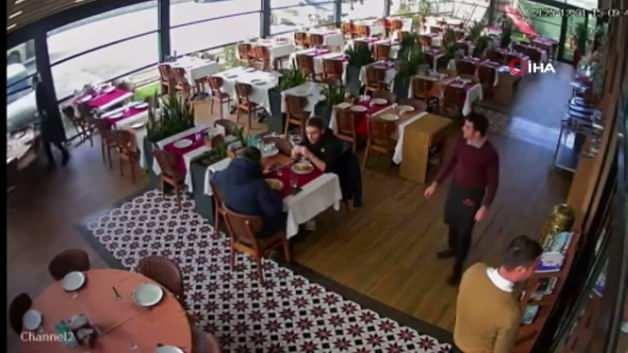 &Uuml;nl&uuml; sanat&ccedil;ı Cahit Berkay kaza ge&ccedil;irdi! Aracıyla restorana daldı