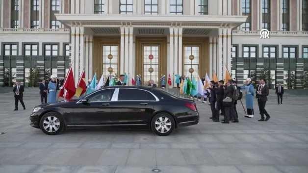 Ayağında dizlik olan Polonya Başbakanı Tusk’un, Erdoğan koluna girdi Ayağında dizlik olan Polonya Başbakanı Tusk’un, Erdoğan koluna girdi