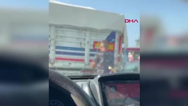 Kırmızı ışıkta duran kamyondan karpuz çaldı; o anlar kamerada Kırmızı ışıkta duran kamyondan karpuz çaldı; o anlar kamerada