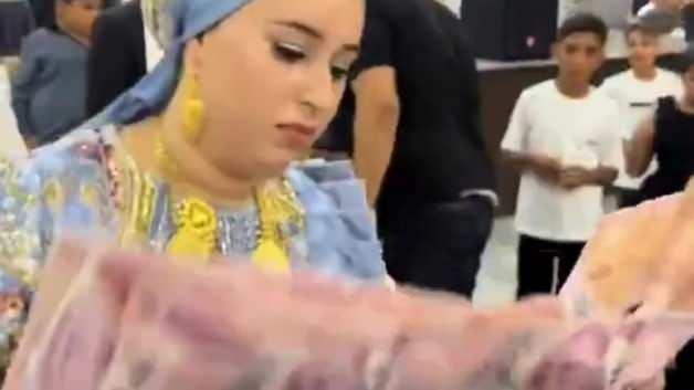 Aşiret düğününde valizden çıkan paralar gündem oldu! 200 banknotlardan yelek