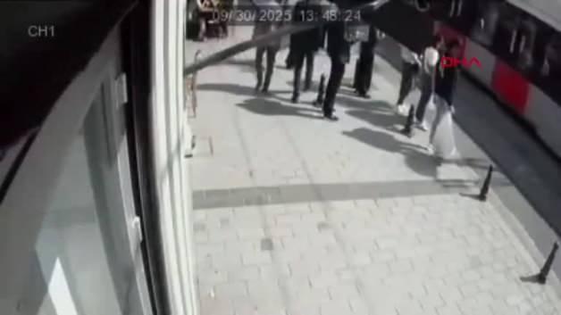 Tramvay yayaya çarptı: Feci kaza kameralara yansıdı!
