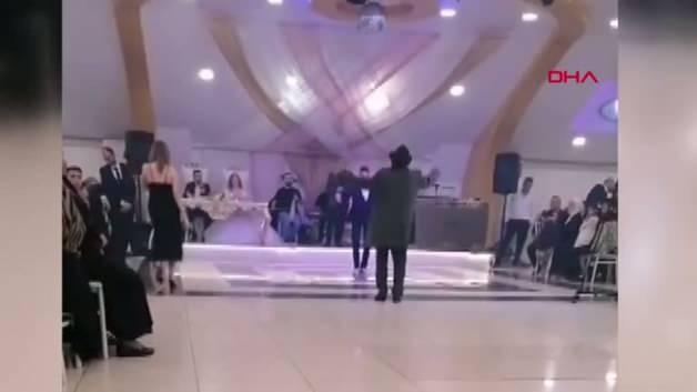 Sahnede kalp krizi geçiren sanatçı Yüksel Kader’in hayatını kaybettiği anlar kamerada