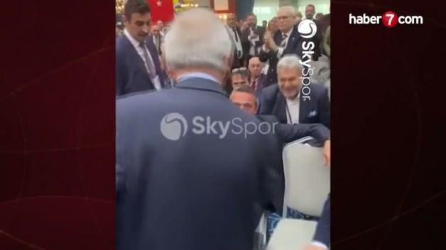 Ali Koç’un, Aziz Yıldırım karşısında oturuşu sosyal medyada gündem oldu!