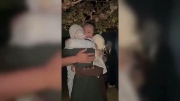 İsrail öldürdü sanılıyordu! Filistinli esir evine döndü, ailesi gözyaşlarına boğuldu