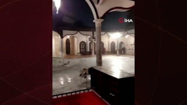 596 yıllık tarihi caminin kubbesine böyle yıldırım düştü 596 yıllık tarihi caminin kubbesine böyle yıldırım düştü
