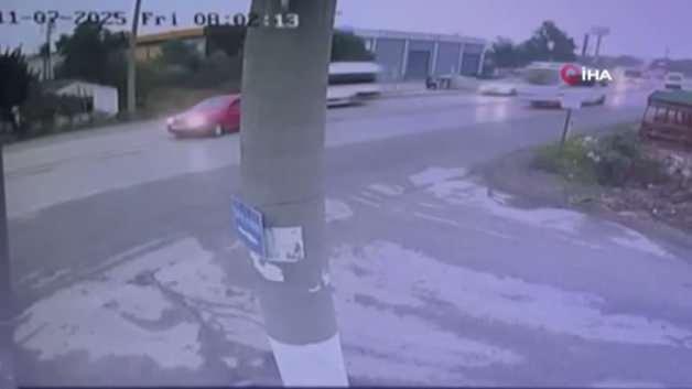 Kemalpaşa’da feci trafik kazası kamerada: 2 ölü, 4 yaralı