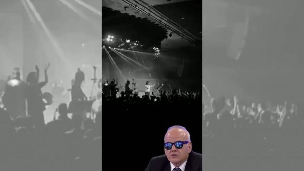 Ünlü şarkıcı Çelik sahnede yere düştü! O anları sosyal medya hesabından paylaştı