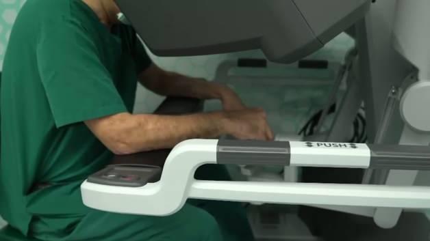 Çığır açan yöntem: Neşterin yerini robot kolları aldı!