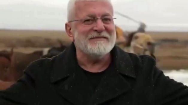 &Uuml;nl&uuml; sanat&ccedil;ı Onur Akın'a klip &ccedil;ekimi sırasında at &ccedil;arptı!