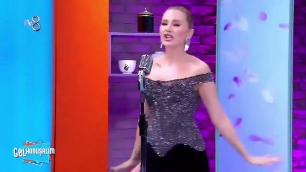 Ece Erken'in "kendi sesimle okudum" dediği şarkı sosyal medyada alay konusu oldu!
