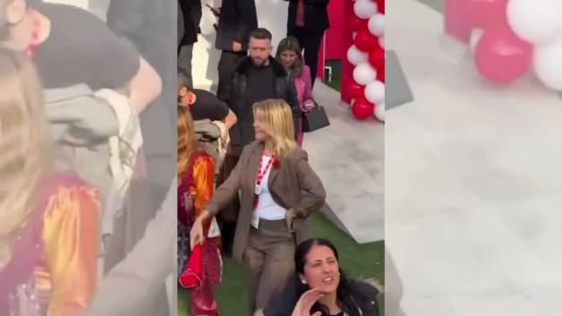 G&uuml;lben Ergen, halayda 'Baş&ouml;rt&uuml;s&uuml; var diye elini tutmadı' iddiasına yanıt verdi!