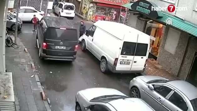 Bayrampaşa’da bir çocuğun ambulansa yol açmak için trafiği yönlendirmesi kamerada