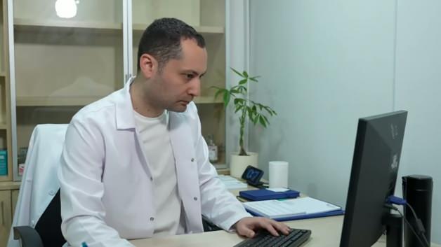 Uzman isim aileleri uyardı: Kep&ccedil;e kulak &ouml;zg&uuml;ven kaybına yol a&ccedil;abiliyor