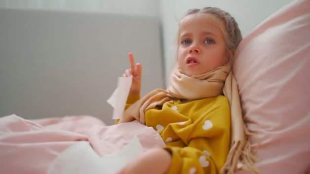 &Ccedil;ocuklarda sık tekrarlayan kulak iltihabına dikkat: Gizli sebebi geniz eti olabilir