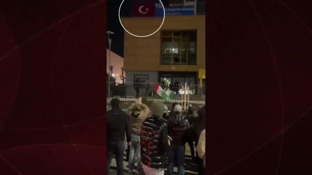 Bozgunun acısı: SDG ka&ccedil;acak delik ararken sempatizanları T&uuml;rk bayrağına saldırdı!