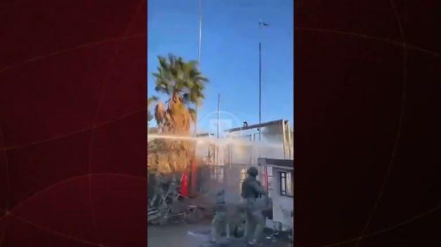  Mardin Nusaybin&ndash;Kamışlı sınır kapısında komandolar T&uuml;rk bayrağını tekrar g&ouml;ndere &ccedil;ektiği anlar.