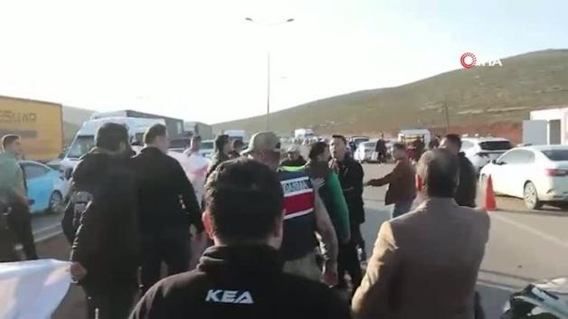 &Ouml;zg&uuml;r &Ouml;zel'e Hatay'da protesto: Sloganlar atıldı, yuhalandı!