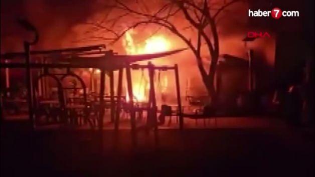 Avcılar’da kafede korkutan yangın: Kızgın yağa su dökünce alev aldı