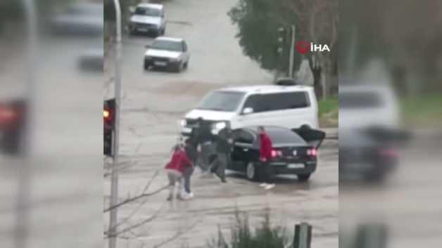 Adana’da bir kadının karıştığı sopalı kavga görüntülendi