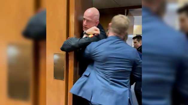 İran’a saldırıları protesto eden eski ABD askerinin kolunu kırıp gözaltına aldılar!