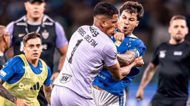 Brezilya derbisinde saha karıştı!  Futbolcular tekmeli yumruklu kavga etti