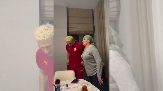 Galatasaray'ın yıldızı Barış Alper Yılmaz ve annesinden horon şov! Sosyal medyada viral oldu
