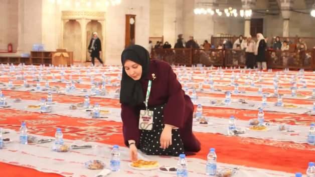 Süleymaniye’de 3 bin çocuk aynı sofrada iftar açtı Süleymaniye’de 3 bin çocuk aynı sofrada iftar açtı