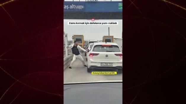 Tır sürücüsü otomobile saldırdı! Gişelerde dehşet Tır sürücüsü otomobile saldırdı! Gişelerde dehşet