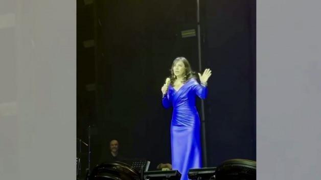 Ebru G&uuml;ndeş'ten sahne ortasında estetik itirafı! "Gen&ccedil;leşmiş miyim?"