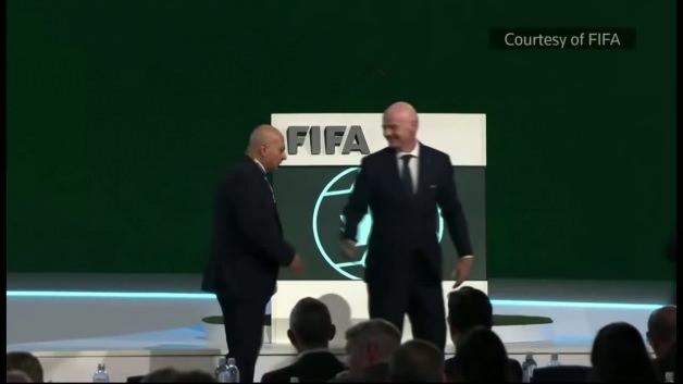 FIFA kongresine damga vuran an! Elini sıkmadı, sahneyi terk etti! Alkış alan hareket