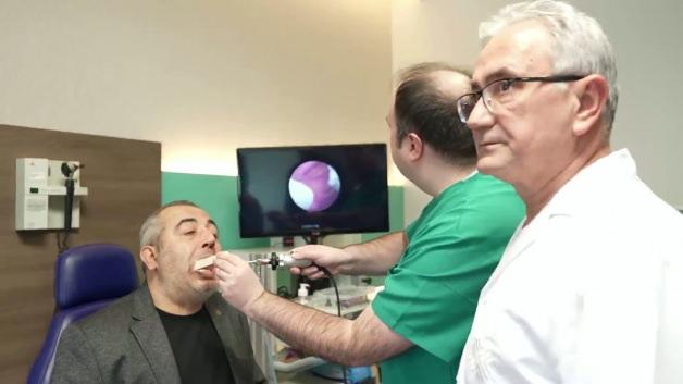 Yemek sonrası şişlik t&uuml;k&uuml;r&uuml;k bezi taşı &ccedil;ıktı: Kapalı y&ouml;ntemle sağlığına kavuştu!