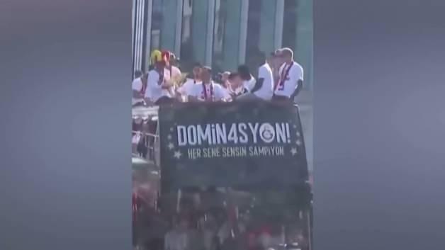 Galatasaray’da şampiyonluk kutlamalarında Torreira ve Yunus’tan dikkat çeken Icardi pankartı!