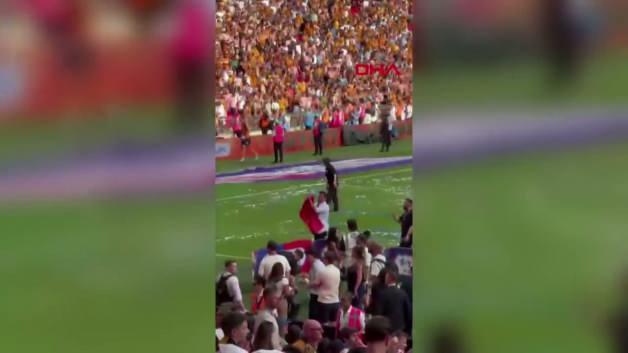 Acun Ilıcalı, Wembley’de Türk bayrağı açıp kupayı kaldırdı