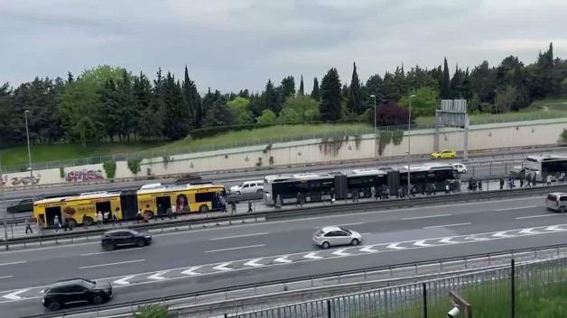 Bayrampaşa’da metrobüs çilesi: Vatandaşlar araçlardan inip yürüdü Bayrampaşa’da metrobüs çilesi: Vatandaşlar araçlardan inip yürüdü