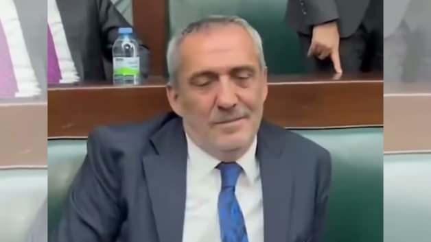 Sanat&ccedil;ı Yavuz Bing&ouml;l AK Parti Grup Toplantısı'na katıldı!