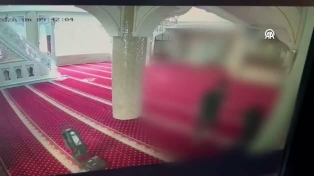 Bahçelievler’de camide temizlik yapan imamı darp etti: O anlar kamerada Bahçelievler’de camide temizlik yapan imamı darp etti: O anlar kamerada